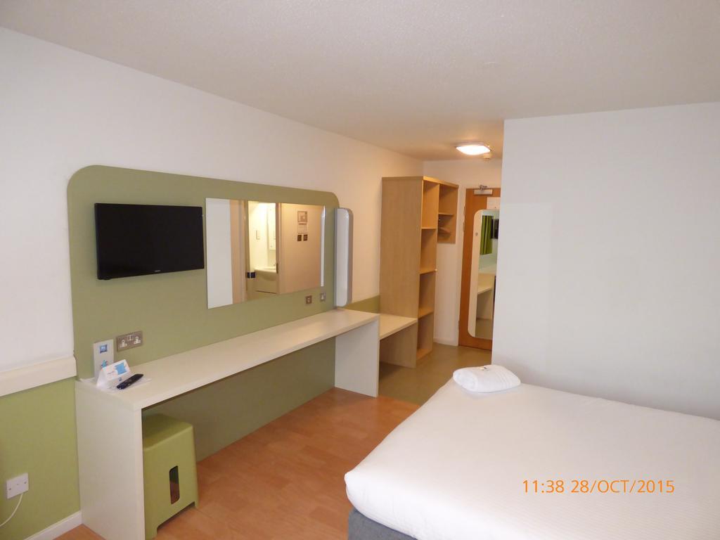 Warrington Motel, J20 M6 Lymm Services Exteriör bild