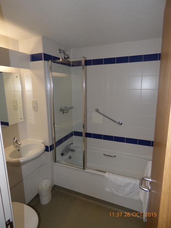 Warrington Motel, J20 M6 Lymm Services Exteriör bild