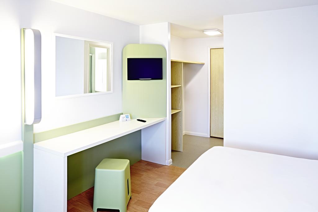 Warrington Motel, J20 M6 Lymm Services Exteriör bild