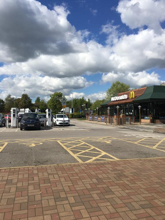 Warrington Motel, J20 M6 Lymm Services Exteriör bild
