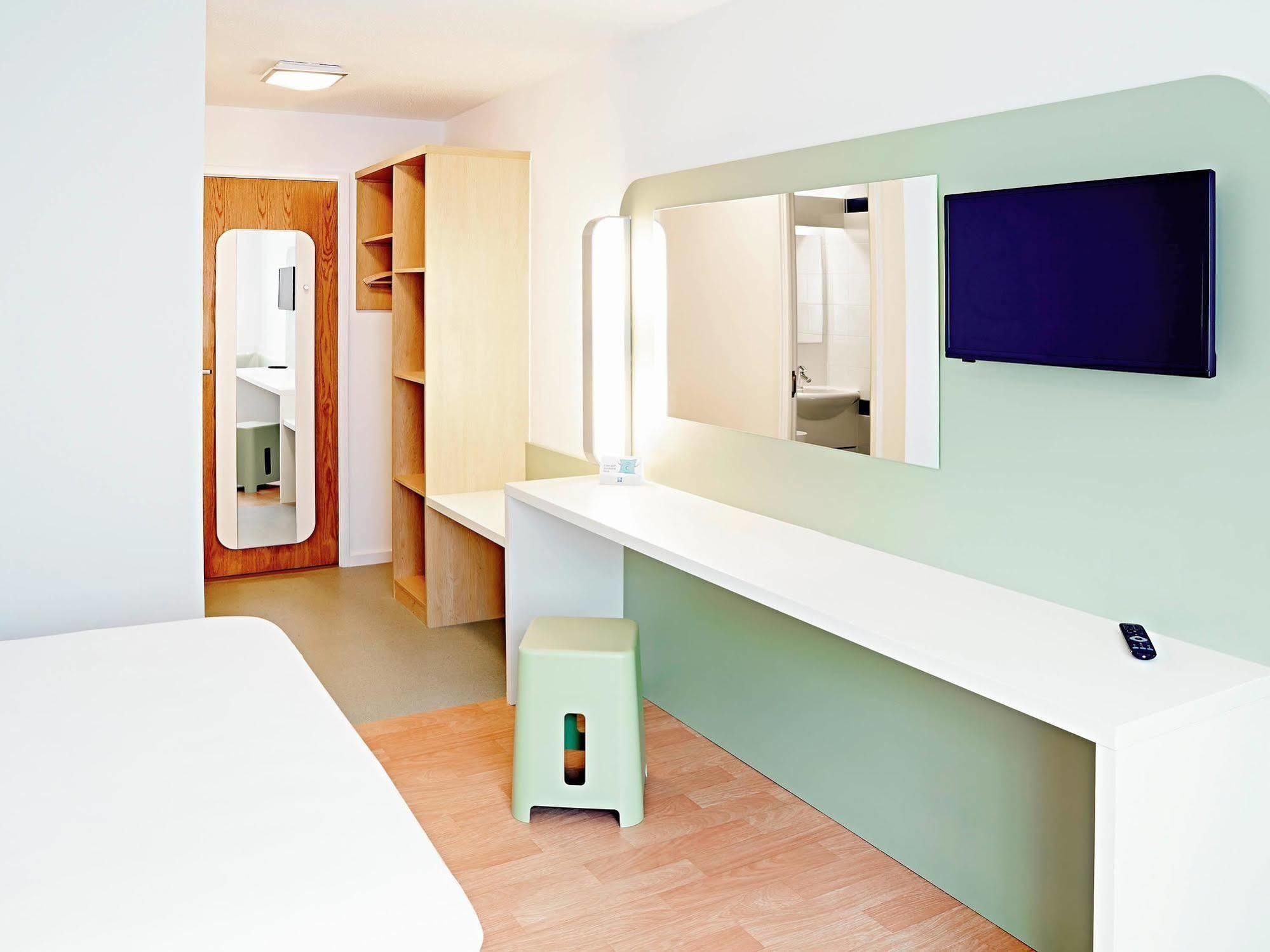 Warrington Motel, J20 M6 Lymm Services Exteriör bild